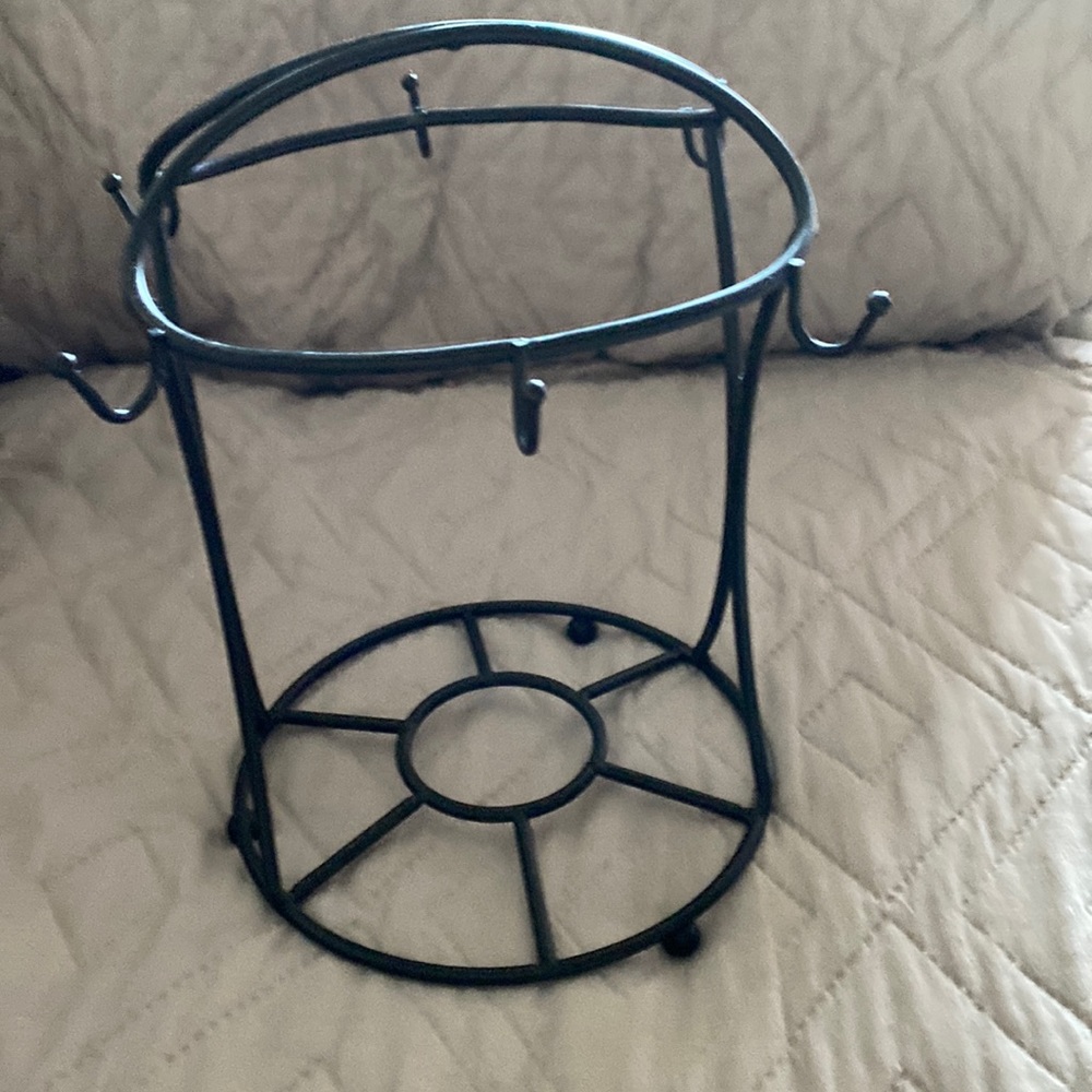 Black metal coffee mugs holder